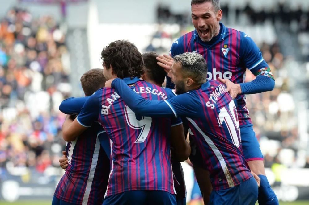 🚨 曼联全队已提前近两小时抵达埃兰路球场。近期他们总是提早到达比赛场地。 [@TyMarshall_MEN] 来源：The United Stand